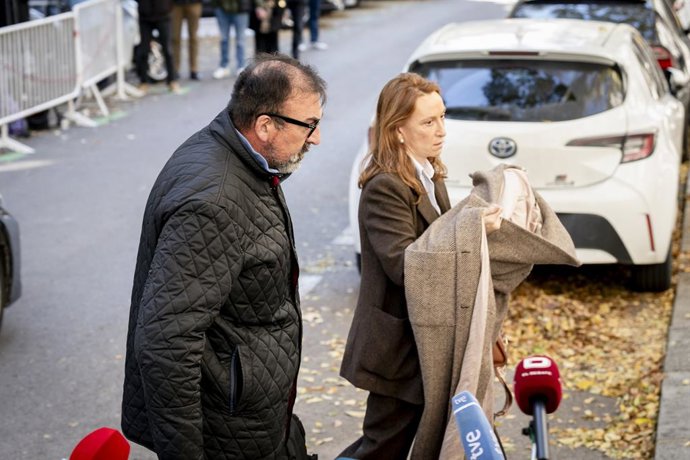 El exasesor Koldo García y su abogada Leticia de la Hoz a su llegada al Tribunal Supremo, a 27 de noviembre de 2025, en Madrid (España).