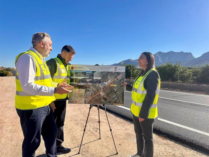 La consejera Sara Rubira junto al alcalde de Santomera, Víctor Martínez, en el camino de Benferri