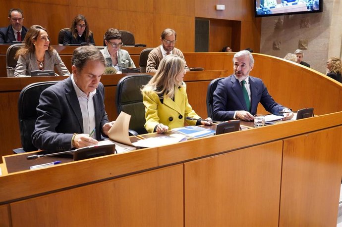 El presidente del Gobierno de Aragón, Jorge Azcón; la vicepresidenta, Mar Vaquero; y el consejero de Hacienda, Roberto Bermúdez de Castro.