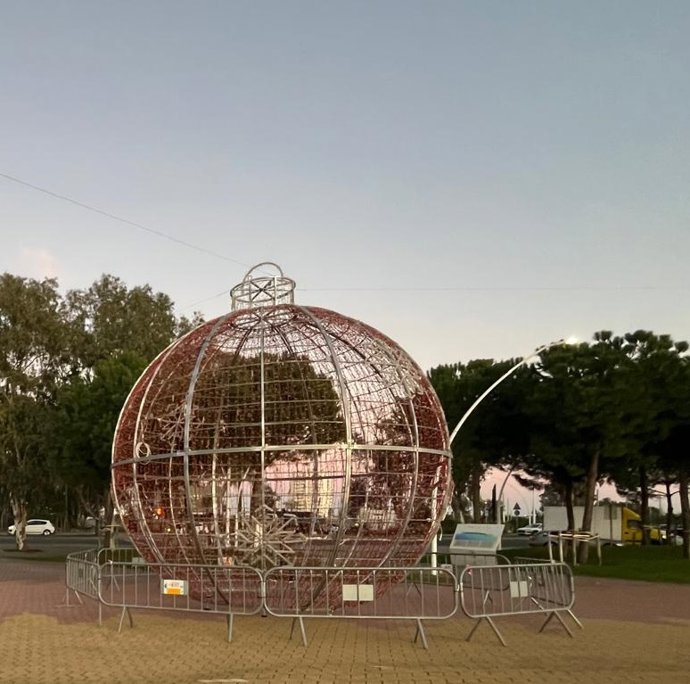 Bola de Navidad en el Paseo de la Ria.