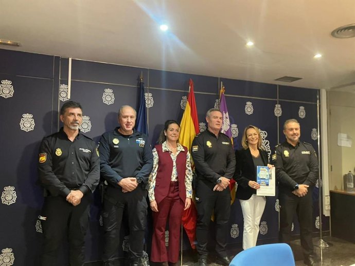 Mandos de la Policía Nacional y de la Policía Local de Palma, reunidos con representantes de las patronales Pimeco y Afedeco.
