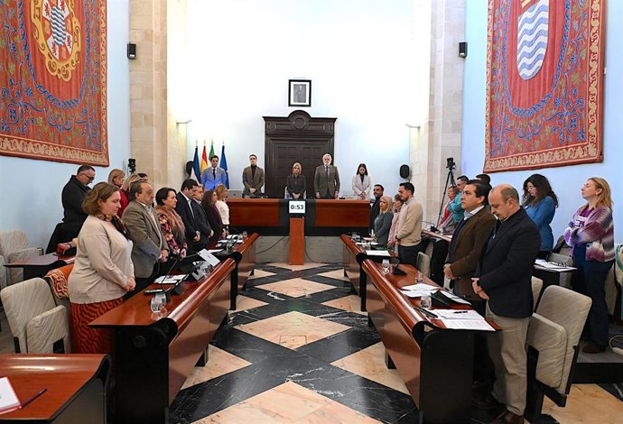 El Pleno municipal en el Ayuntamiento de Jerez de la Frontera (Cádiz) guarda un minuto de silencio por las mujeres víctimas de violencia de género.