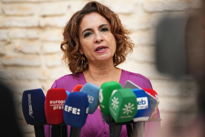 La vicepresidenta primera del Gobierno y ministra de Hacienda, María Jesús Montero, atiende a los medios de comunicación antes de  presidir en Lebrija (Sevilla) la XIII edición de los Reconocimientos Menina Andalucía 2025. A 28 de noviembre de 2025, en Le