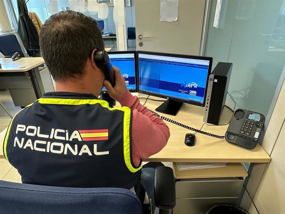 Archivo - Policía Nacional. Agente. Estafa telefónica. Imagen de archivo.