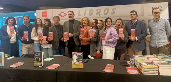 Metro y Cuesta de Moyano transforman Nuevos Ministerios en una caseta con firma de autores por el 'Book Friday'