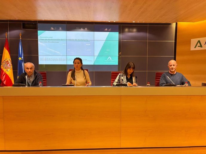 La delegada de la Junta de Andalucía en Almería, Aránzazu Martín, presenta la jornada informativa sobre la versión preliminar de la Revisión del POTA.