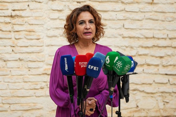 A primeira vice-presidente do governo, María Jesús Montero, fala com a mídia em Lebrija (Sevilha).