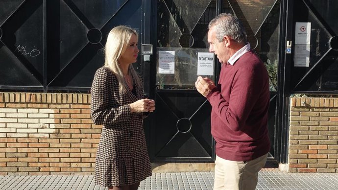 La secretaria de Educación del PSOE-A, Patricia Alba, y el secretario de Educación del PSOE de Málaga, Antonio Ruiz