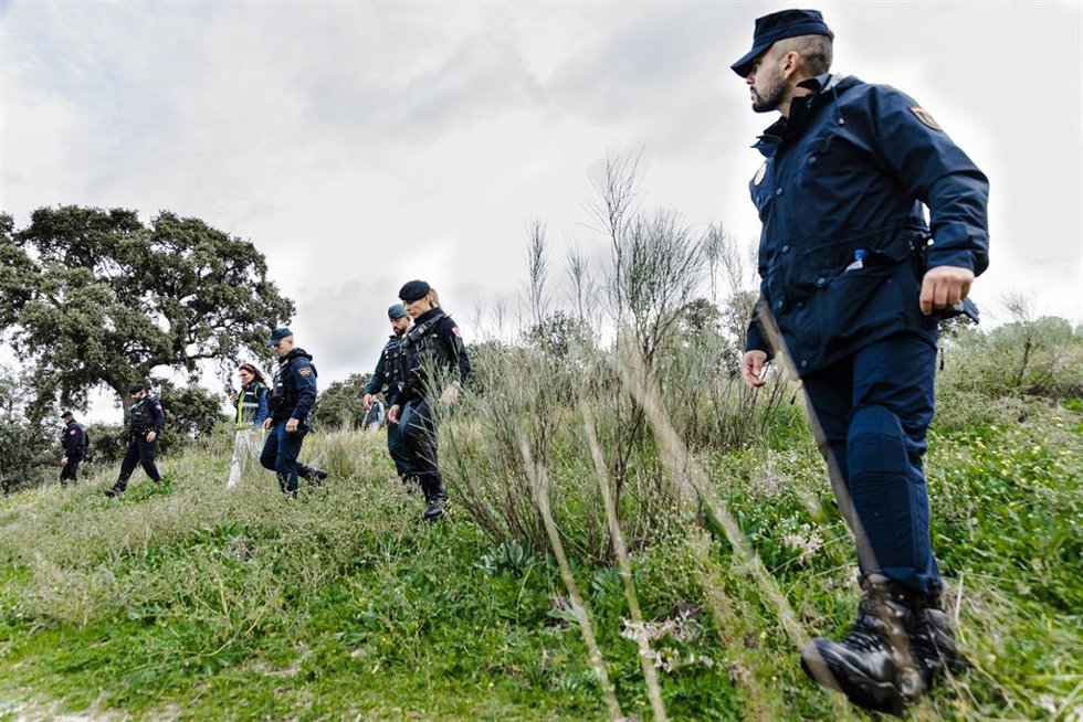 Archivo - Agentes de Policía Nacional en labores de búsqueda de una persona, en una imagen de archivo.