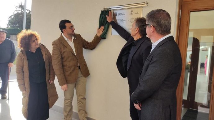 El presidente del Principado, Adrián Barbón, inaugura el nuevo centro de Día de Luanco.