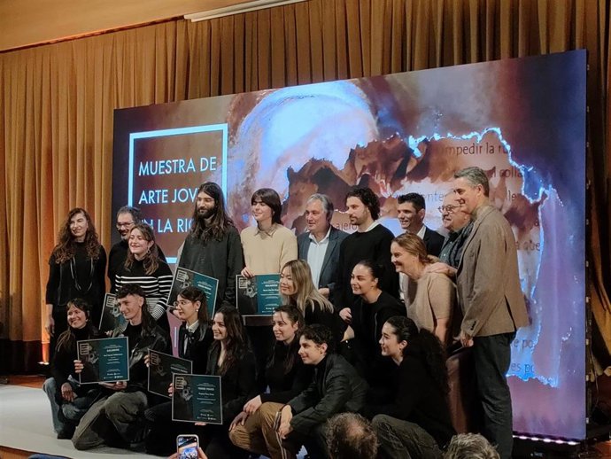 Ganadores de la Muestra de Arte Joven con las autoridades