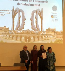 La enfermera María del Mar Troya recibe el premio.