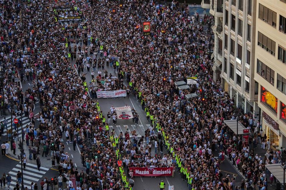 Archivo - Imagen panorámica deuna de la smanifestaciones para rechazar la gestión de la dana y pedir la dimisión de Carlos Mazón. ARCHIVO.