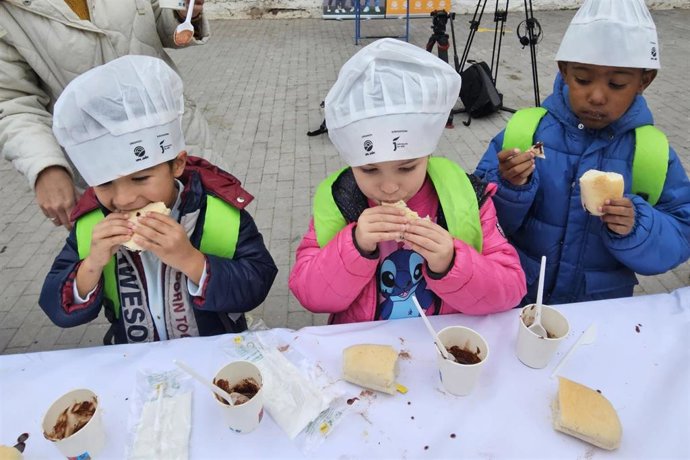 Imagen de uno de los desayunos saludables organizados por la Diputaicón y UPA en colegios