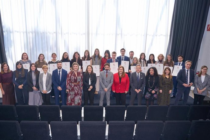En total, 17 alumnos que finalizaron sus estudios el pasado mes de junio han recibido los diplomas conmemorativos en Una ceremonia en la que han estado acompañados de sus profesores y sus familias.