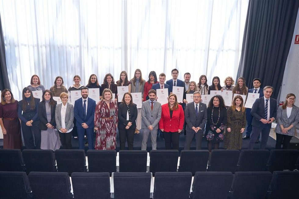 En total, 17 alumnos que finalizaron sus estudios el pasado mes de junio han recibido los diplomas conmemorativos en Una ceremonia en la que han estado acompañados de sus profesores y sus familias.