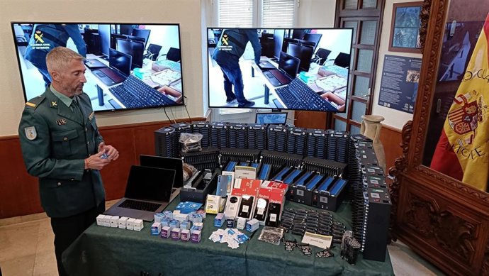 Material intervenido por la Guardia Civil en el marco de la operación 'Mosenik'