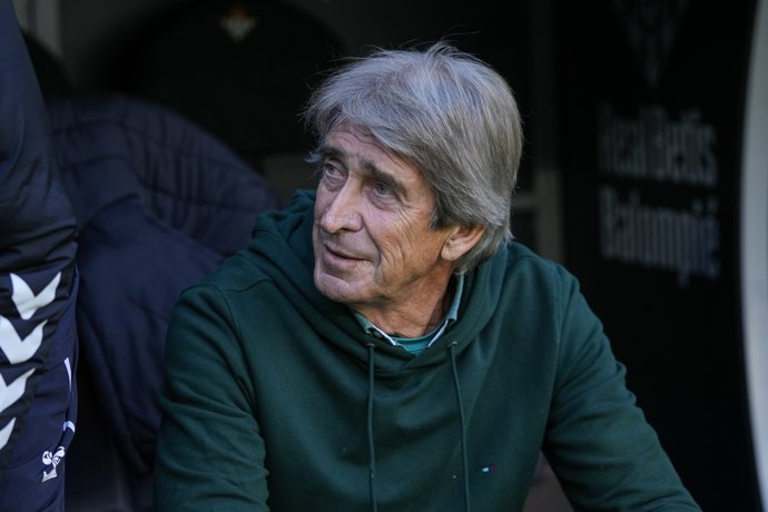 Manuel Pellegrini, head coach of Real Betis, looks on during the Spanish league, LaLiga EA Sports, football match played between Real Betis and Girona FC at La Cartuja stadium on November 23, 2025, in Sevilla, Spain.