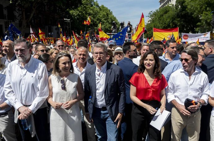 Archivo - (I-D) El expresidente del Gobierno, Mariano Rajoy, la secretaria general del PP, Cuca Gamarra, el presidente del Partido Popular, Alberto Núñez Feijóo, la presidenta de la Comunidad de Madrid, Isabel Díaz Ayuso, y el expresidente del Gobierno, J