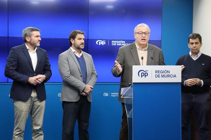 El senador del PP Francisco Bernabé comparece en rueda de prensa junto a otros parlamentarios de su partido