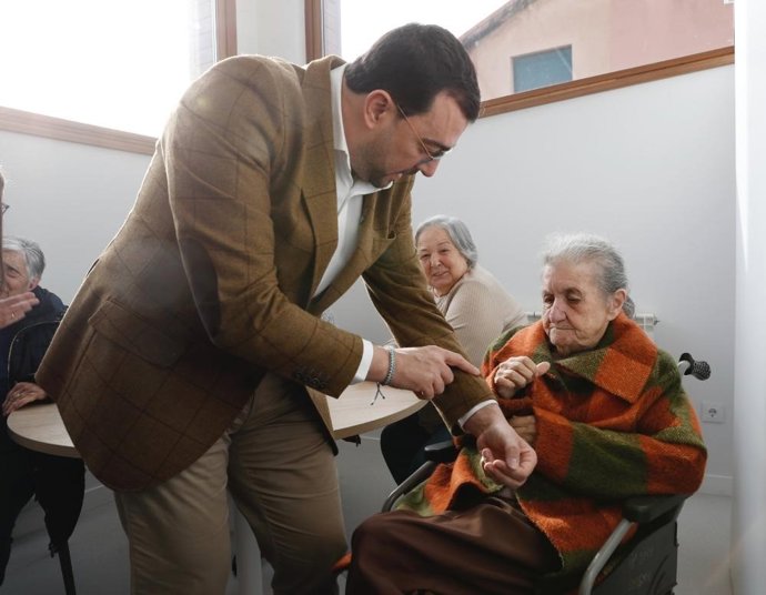 El presidente del Principado, Adrián Barbón, durante la inauguración del Centro de Día de Luanco.