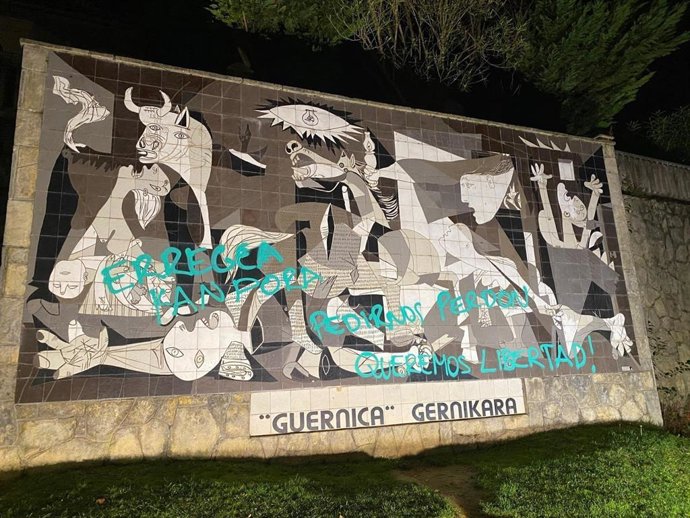 Réplica del 'Guernica' en una calle de la localidad vizcaína vandalizada