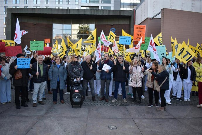 Técnicos en Cuidados Auxiliares de Enfermería se concentran en Valdecilla para exigir su reclasificación