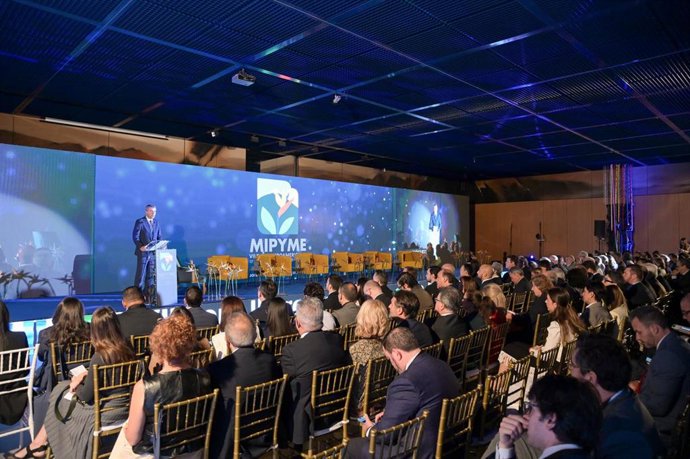 El vicepresidente del Gobierno de Canarias y consejero de Economía, Industria, Comercio y Autónomos, Manuel Domínguez, durante la segunda jornada del VII Foro Iberoamericano de la Mipyme, en Tenerife.