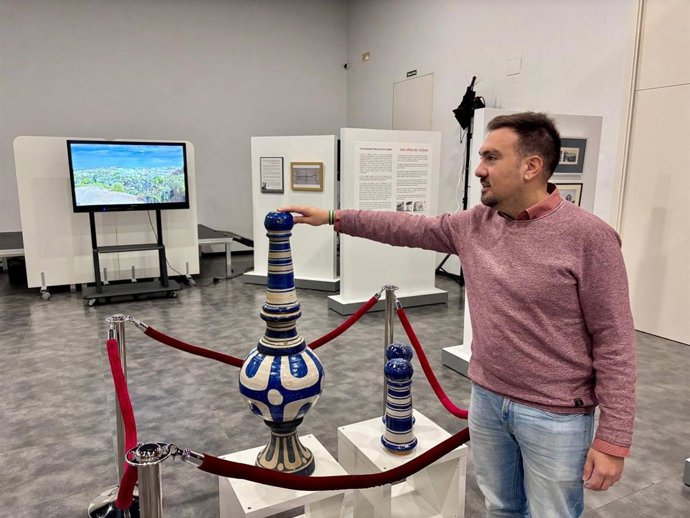 El delegado de Patrimonio, Cultura y Turismo de Alcalá, Christopher Rivas, en la exposición 'Alcalá de Guadaíra. 100 años de ciudad'.