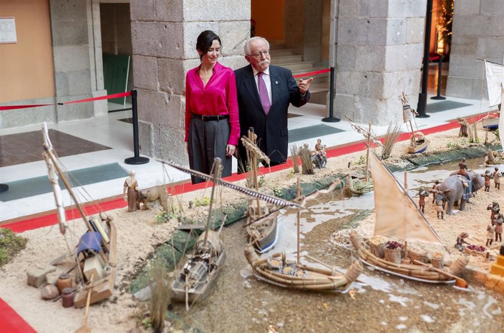 La presidenta de la Comunidad de Madrid, Isabel Díaz Ayuso, y el presidente de la Asociación de Belenistas de Madrid, Eugeni Barandalla, inauguran el tradicional Belén de la Real Casa de Correos, a 28 de noviembre de 2025, en Madrid (España). Este Belén
