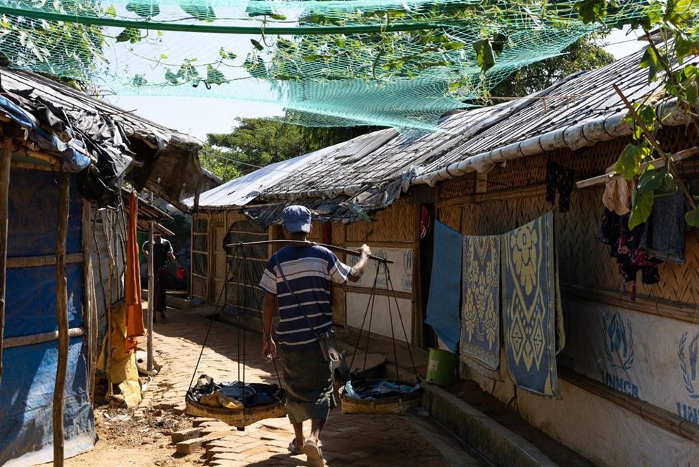 Un hombre camina por uno de los campos de refugiados que conforman el gran asentamiento de rohingyas de Cox's Bazar, en Bangladesh.