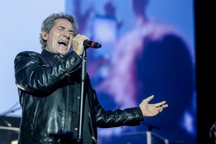 Archivo - El cantante Miguel Ríos durante un concierto. Imagen de archivo. 