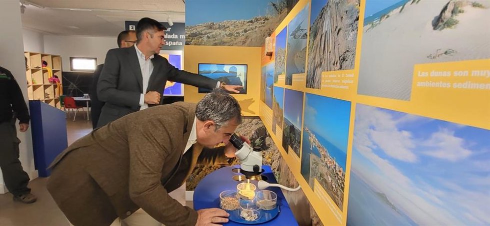 El consejero de Medio Ambiente, Universidades, Investigación y Mar Menor, Juan María Vázquez, visita junto con el alcalde de San Pedro del Pinatar, Pedro Javier Sánchez, el final de los trabajos de musealización del Centro de Visitantes Las Salinas, en