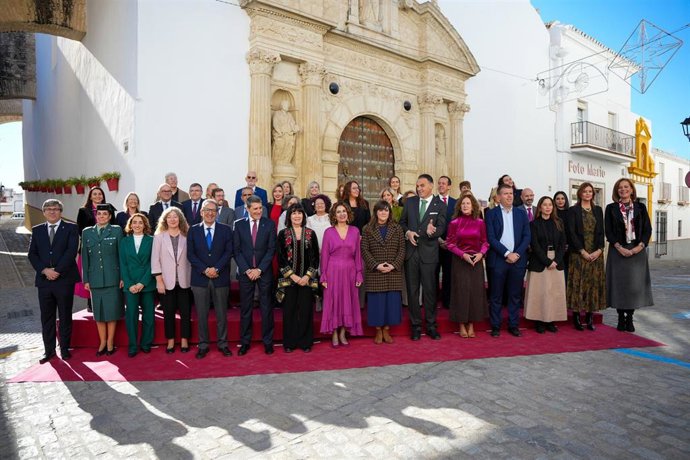 La vicepresidenta primera del Gobierno y ministra de Hacienda, María Jesús Montero (c), en una foto de familia antes de  presidir en Lebrija (Sevilla) la XIII edición de los Reconocimientos Menina Andalucía 2025. 
