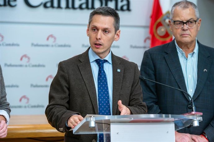 El portavoz parlamentario socialista, Mario Iglesias, en la rueda de prensa