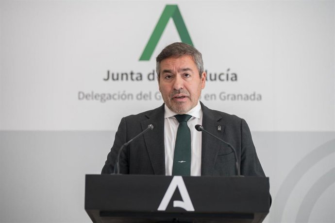 Archivo - El delegado territorial de Economía, Hacienda y Fondos Europeos y Política Industrial y Energía de la Junta en Granada, Gumersindo Fernández, en imagen de archivo