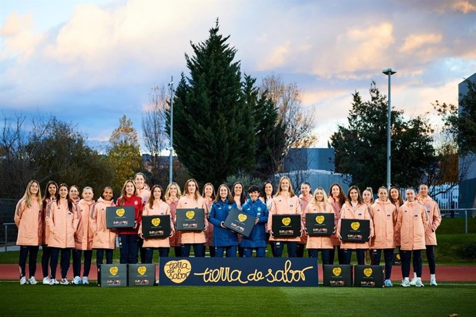 Las jugadors de la Selección Española de fútbol con lotes de productos Tierra de Sabor.