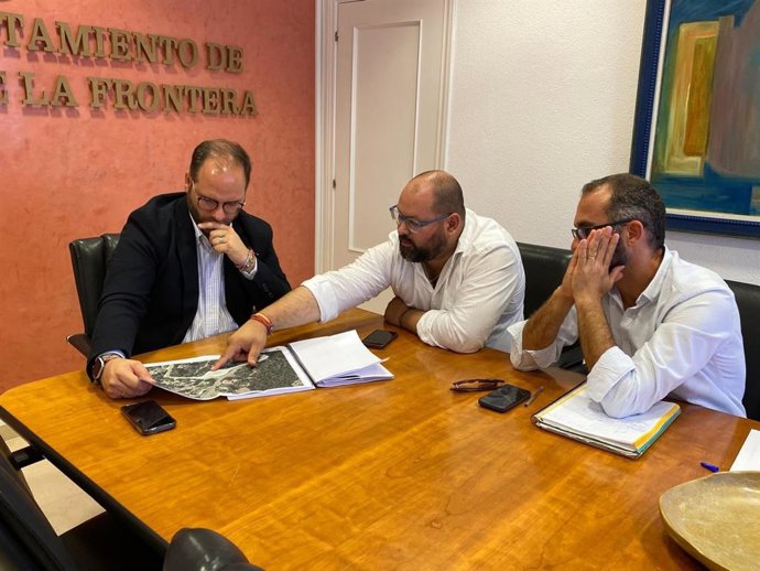 Javier Bello, responsable del Área de Cooperación de la Diputación de Cádiz, en una reunión con el alcalde de Castellar, Adrián Vaca.