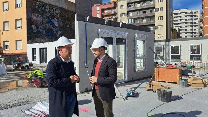 El consejero de Ordenación del Territorio, Urbanismo, Vivienda y Derechos Ciudadanos, Ovidio Zapico, durante la visita a las obras de construcción de 250 viviendas en el antiguo solar de Peritos, en Gijón.