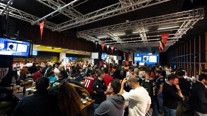 450 Personas Disfrutan De La Primera Gran Fieste De La NFL En San Mamés.