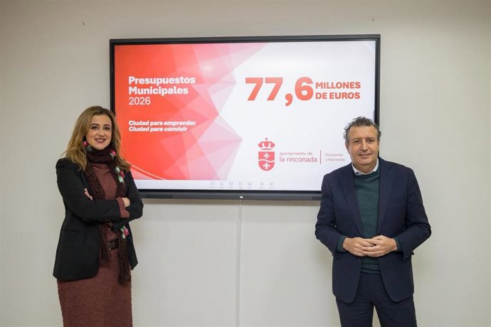 Imagen del alcalde de La Rinconada (Sevilla), Javier Fernández, y la primera teniente de alcalde y delegada de Hacienda, Raquel Vega.