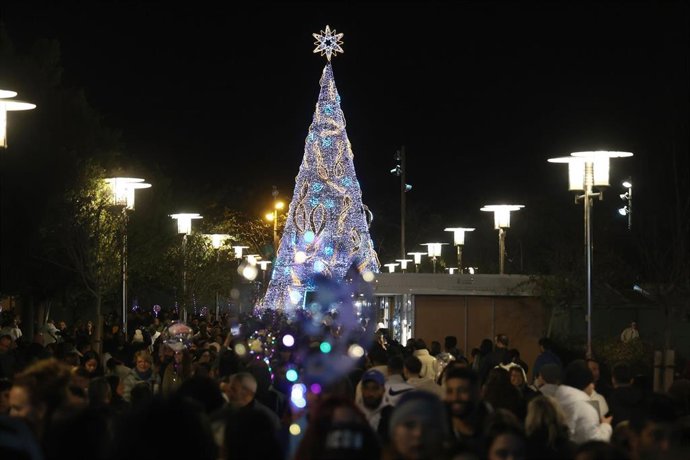 Cientos de personas durante el encendido de las luces de Navidad, en Palma.