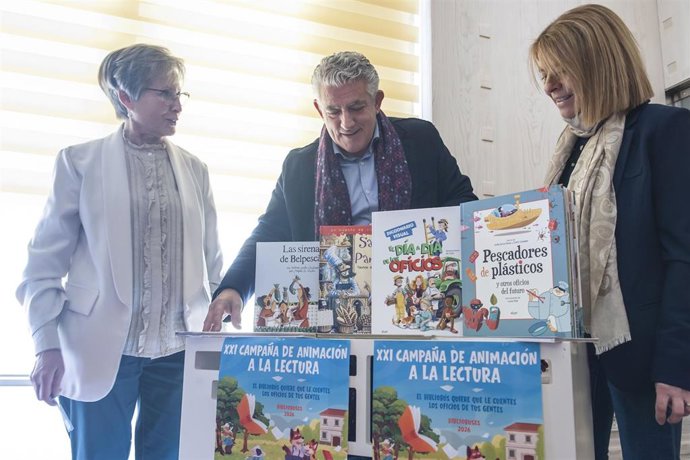 El diputado de Cultura, Chema Bravo, con las bibliotecarias Esmeralda Arribas (izda) y María Lesme.