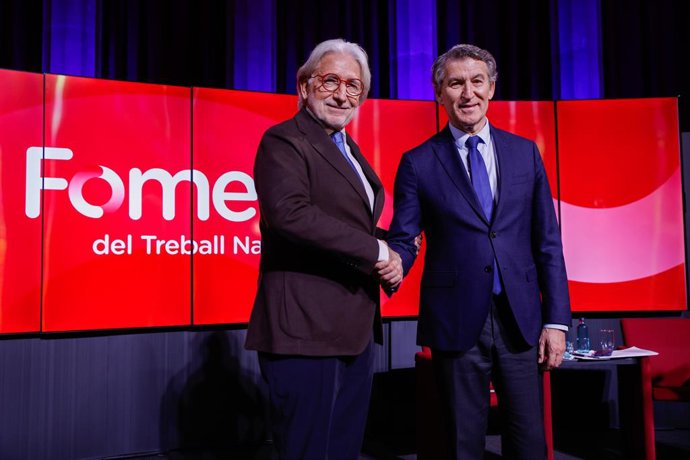 O presidente da Foment, Josep Sánchez Llibre, e o presidente do PP, Alberto Núñez Feijóo, durante um evento em Barcelona.
