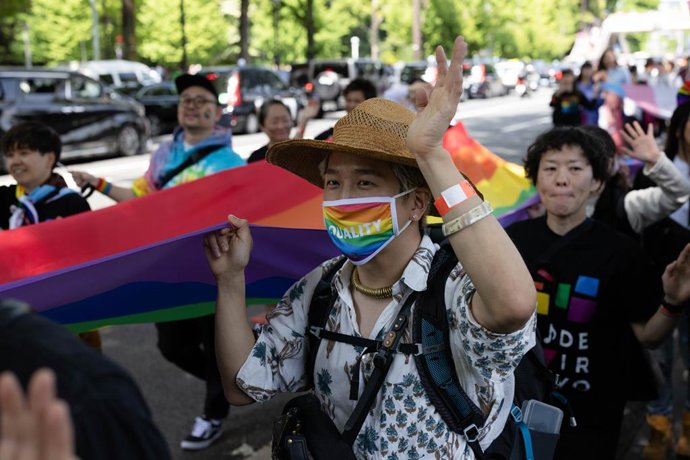 Archivo - Arquivo - 23 de abril de 2023, Tóquio, Japão: Participantes da Tokyo Rainbow Parade 2023 marcham com uma bandeira LGBTQ+. Após uma pausa de três anos devido à pandemia de Covid-19, a Tokyo Rainbow Parade voltou às ruas da capital japonesa. O Jap