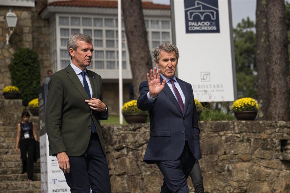 Archivo - El presidente de la Xunta de Galicia, Alfonso Rueda (i), y el presidente del Partido Popular, Alberto Núñez Feijóo (d), a su salida de la segunda jornada del Foro de La Toja - Vínculo Atlántico 2025, a 3 de octubre de 2025
