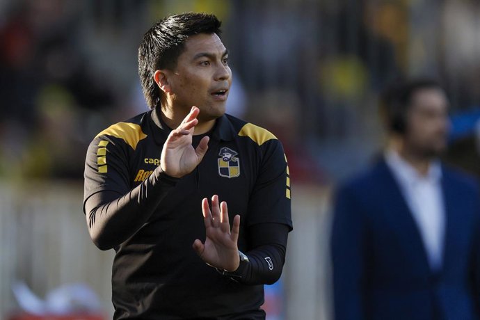 Futbol, Coquimbo Unido vs Union La Calera. Fecha 26, Liga de Primera 2025. El entrenador de Coquimbo Unido Esteban Gonzalez es fotografiado durante el partido de primera division contra Union La Calera disputado en el estadio Francisco Sanchez Rumoroso