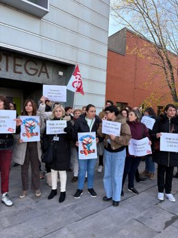 TCAE se concentran a las puertas de Río Hortega para exigir su reclasificación al subrgrupo C1, acorde a su formación.