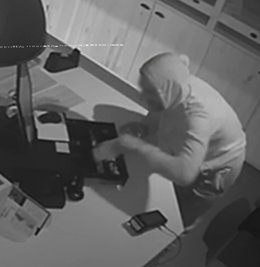 Captura de una cámara de seguridad en la que se aprecia a un individuo encapuchado manipulando una caja registradora durante uno de los robos investigados en un comercio de Huércal-Overa (Almería).