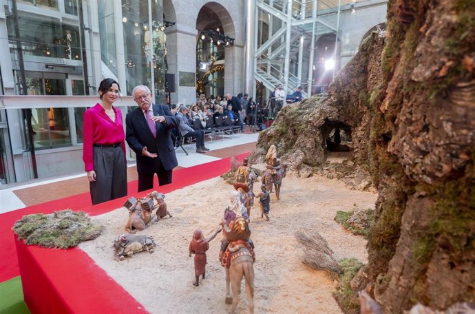 La presidenta de la Comunidad de Madrid, Isabel Díaz Ayuso, y el presidente de la Asociación de Belenistas de Madrid, Eugeni Barandalla, inauguran el tradicional Belén de la Real Casa de Correos, a 28 de noviembre de 2025, en Madrid (España).